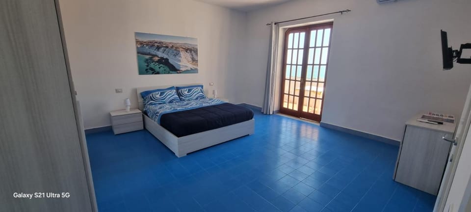 Bed, TV and multimedia, Balcony/Terrace, Bedroom, wardrobe, air conditioner