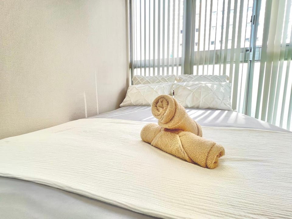 Bed, Photo of the whole room, Bedroom, towels
