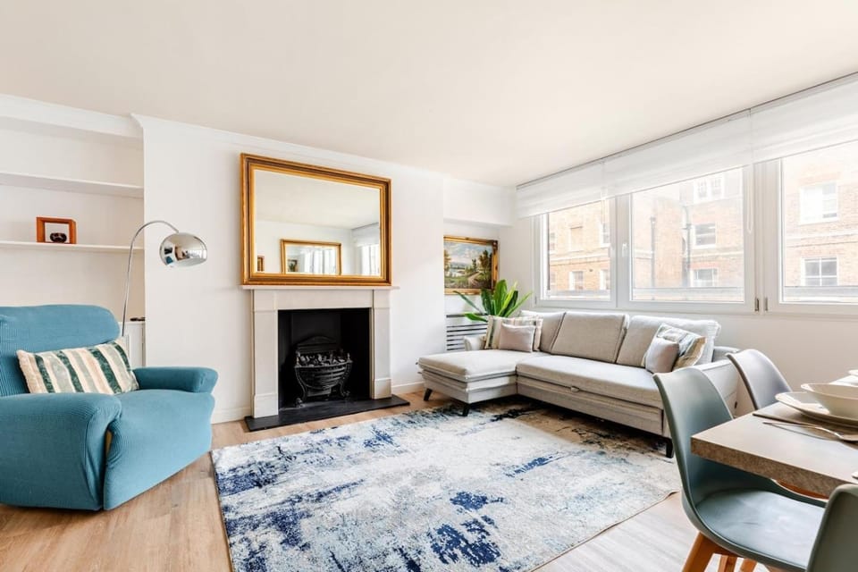 Bed, Living room, Seating area, Dining area