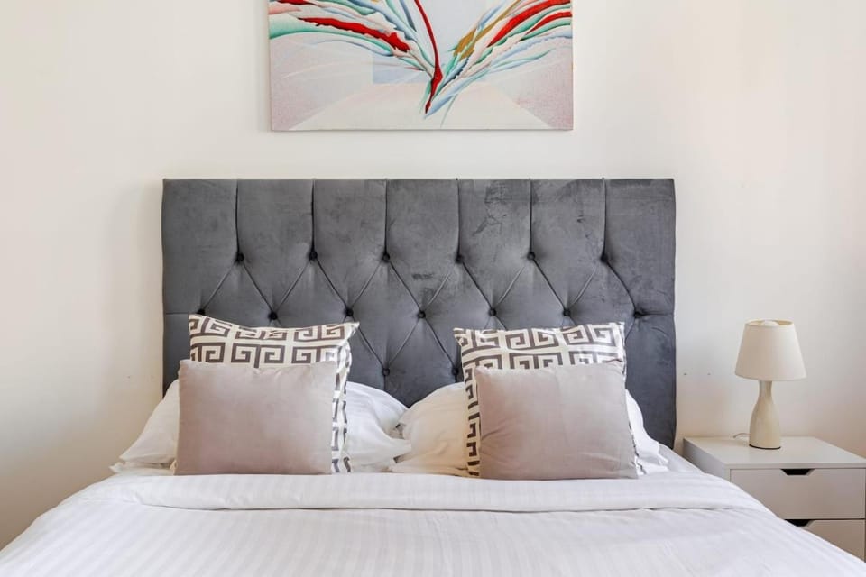 Bed, Photo of the whole room, Decorative detail, Bedroom, towels, towels