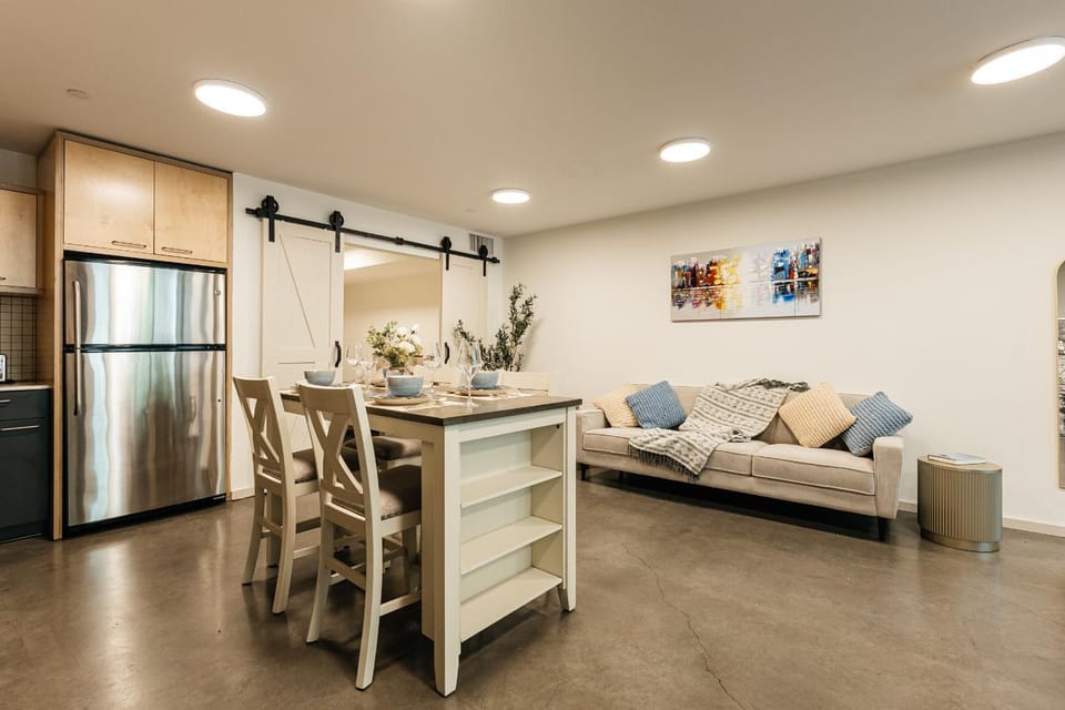 Kitchen or kitchenette, Living room, Seating area, Dining area