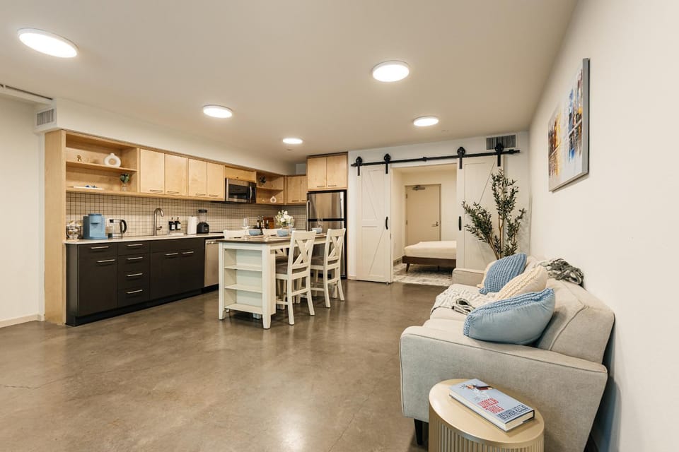 Coffee/tea facilities, Kitchen or kitchenette, Living room, Seating area, Dining area, dishwasher, oven, stove, toaster