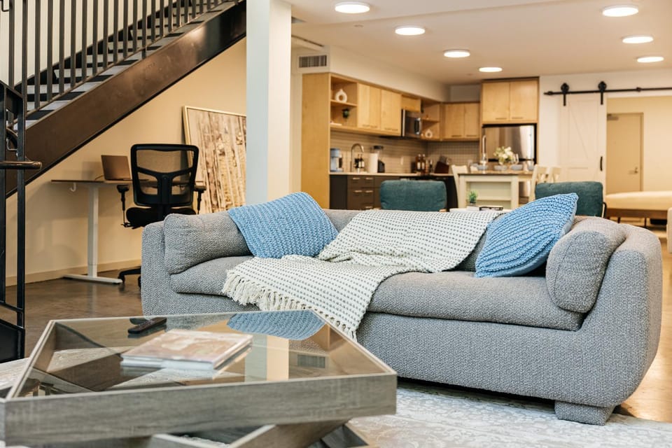 TV and multimedia, Kitchen or kitchenette, Living room, Dining area, stove