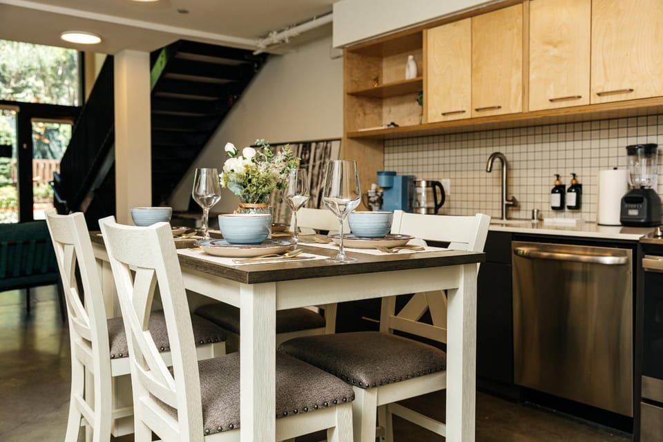 Kitchen or kitchenette, Dining area, dishwasher, stove