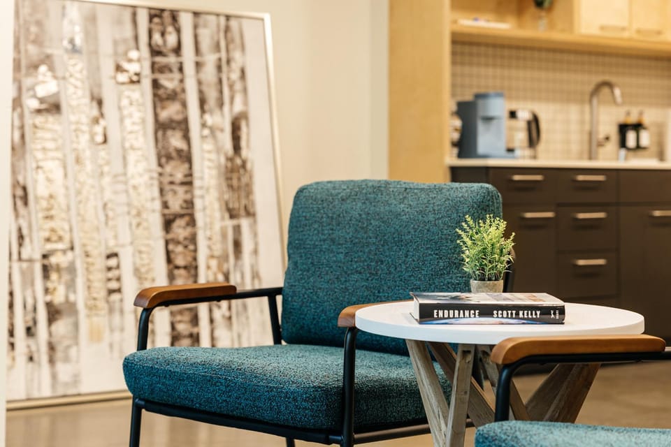 Coffee/tea facilities, Kitchen or kitchenette, Living room, Seating area, Dining area