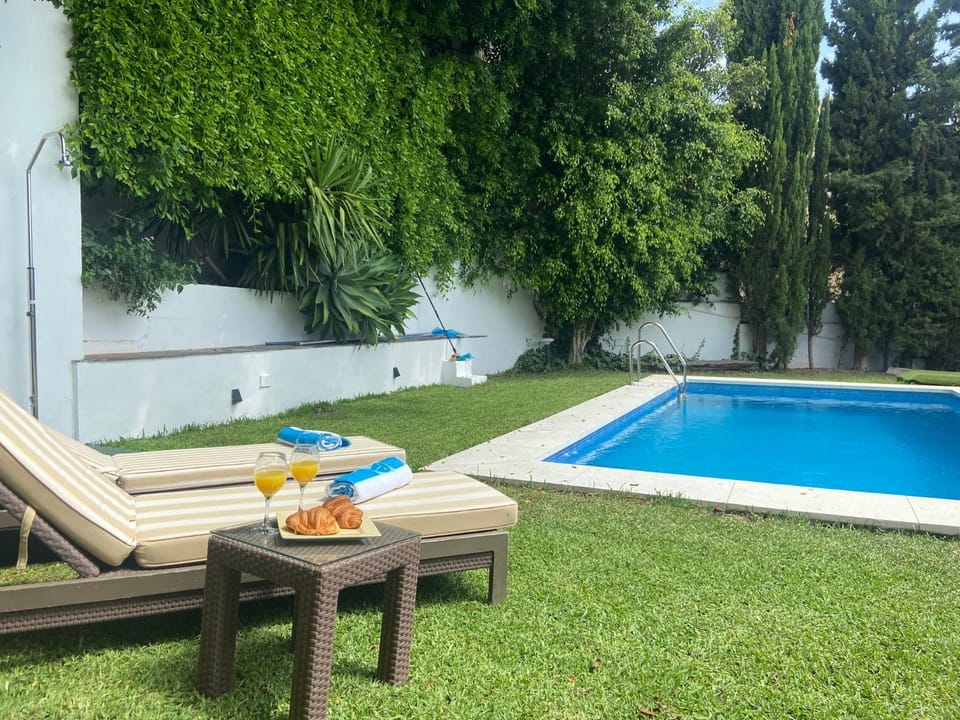 Shower, Patio, Spring, Off site, Day, Garden, Garden view, Pool view, Swimming pool, sunbed, towels