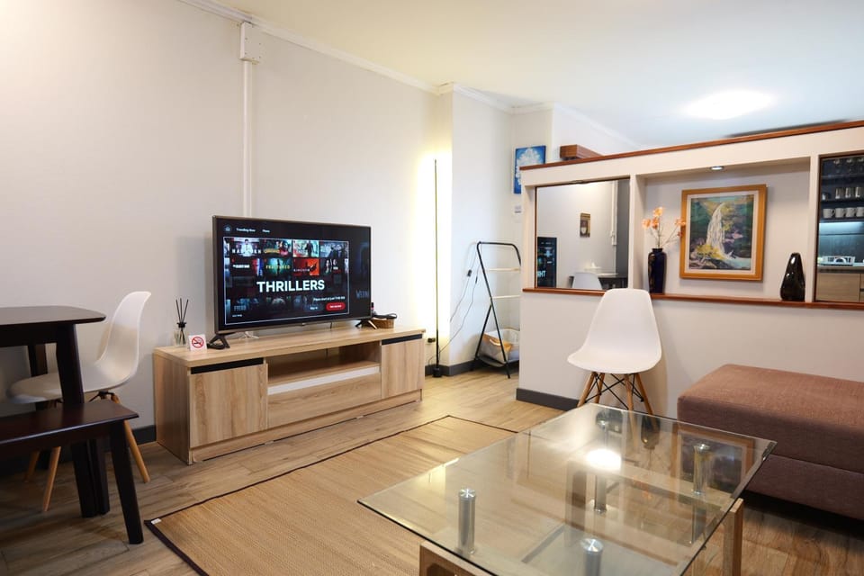 Communal lounge/ TV room, TV and multimedia, Living room, Seating area, Evening entertainment