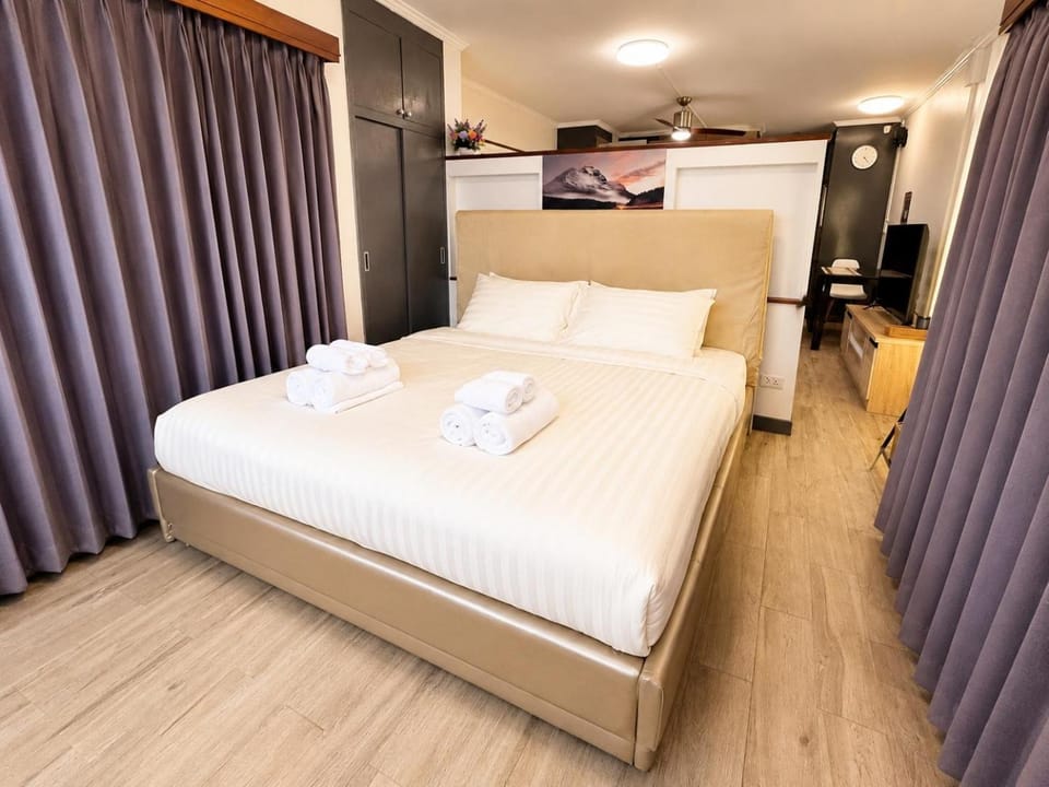 Bed, Photo of the whole room, Bedroom, towels