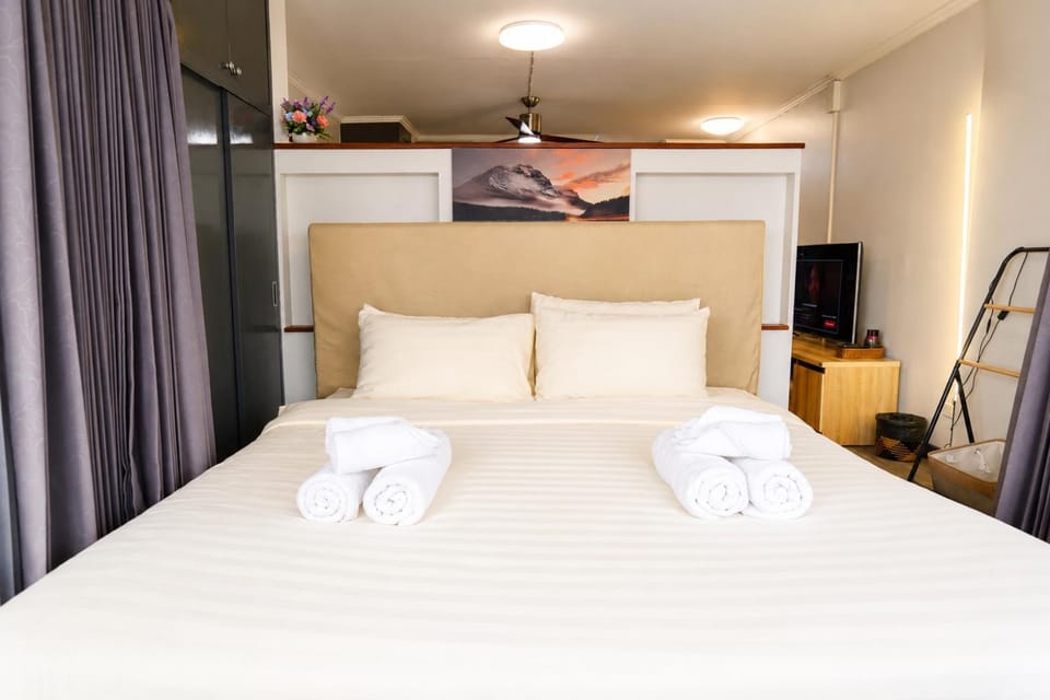 Bed, TV and multimedia, Photo of the whole room