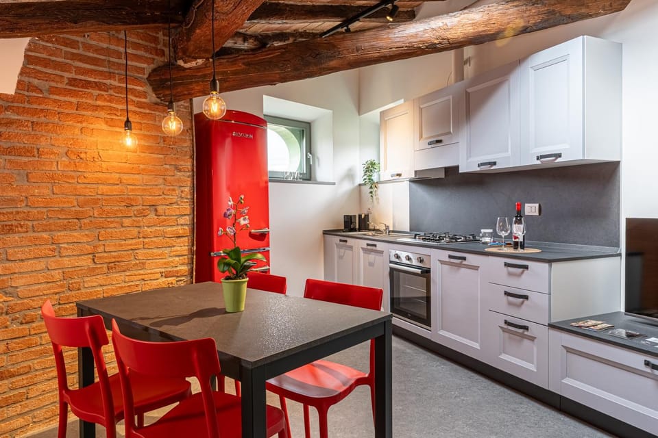 Kitchen or kitchenette, Dining area, oven, stove