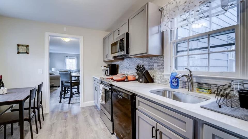 Family Retreat Near Yale - Stylish Free Wifi House in New Haven