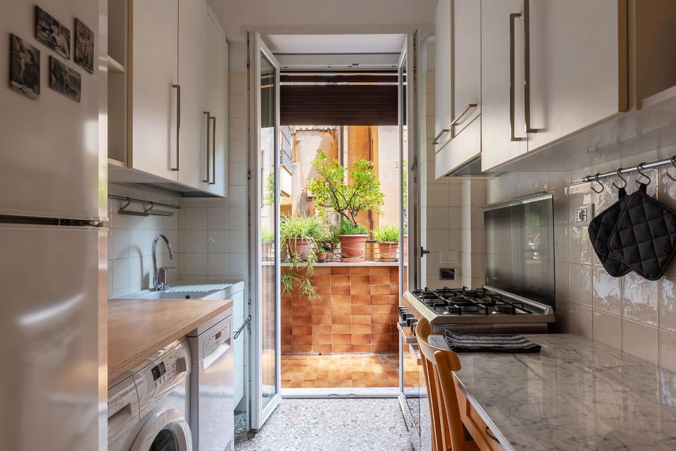 Kitchen or kitchenette, oven, washing machine
