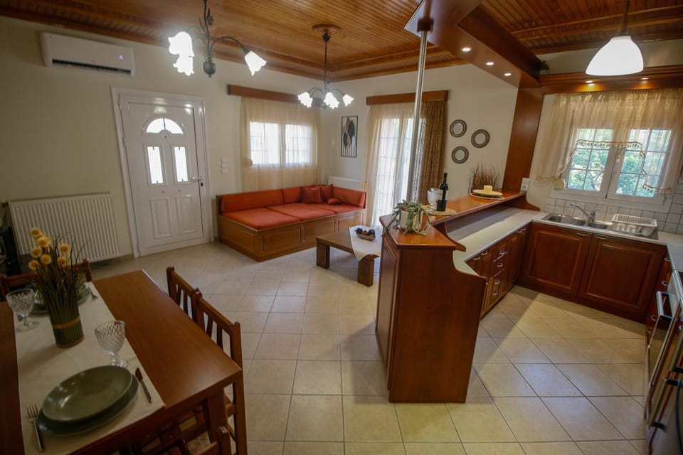 Kitchen or kitchenette, Living room, Seating area, Dining area