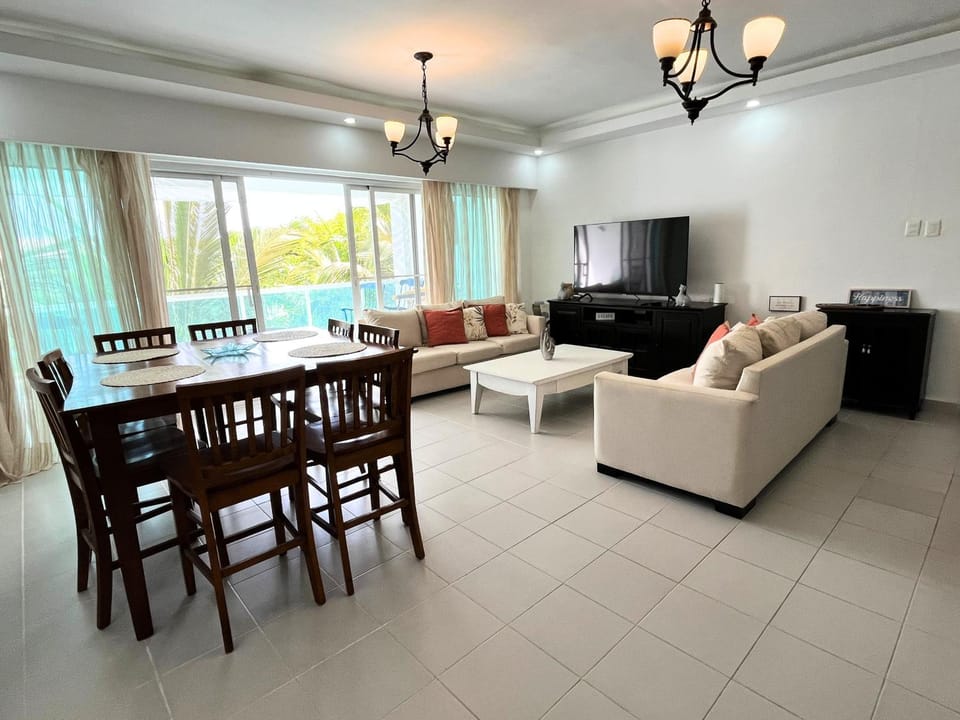 Communal lounge/ TV room, TV and multimedia, Living room, Dining area