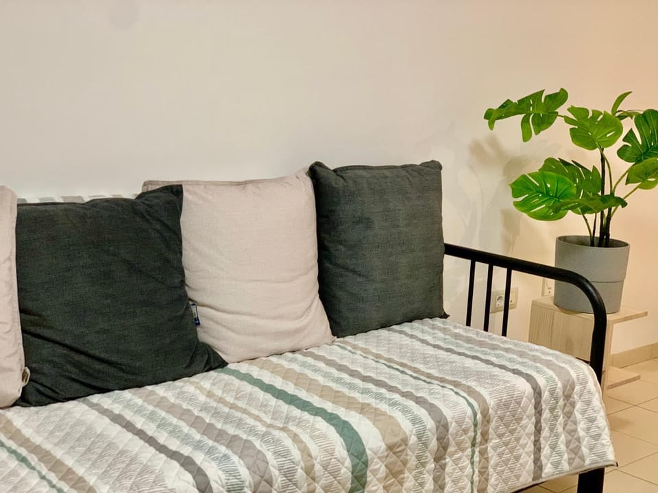 Bed, Living room, Photo of the whole room, Seating area