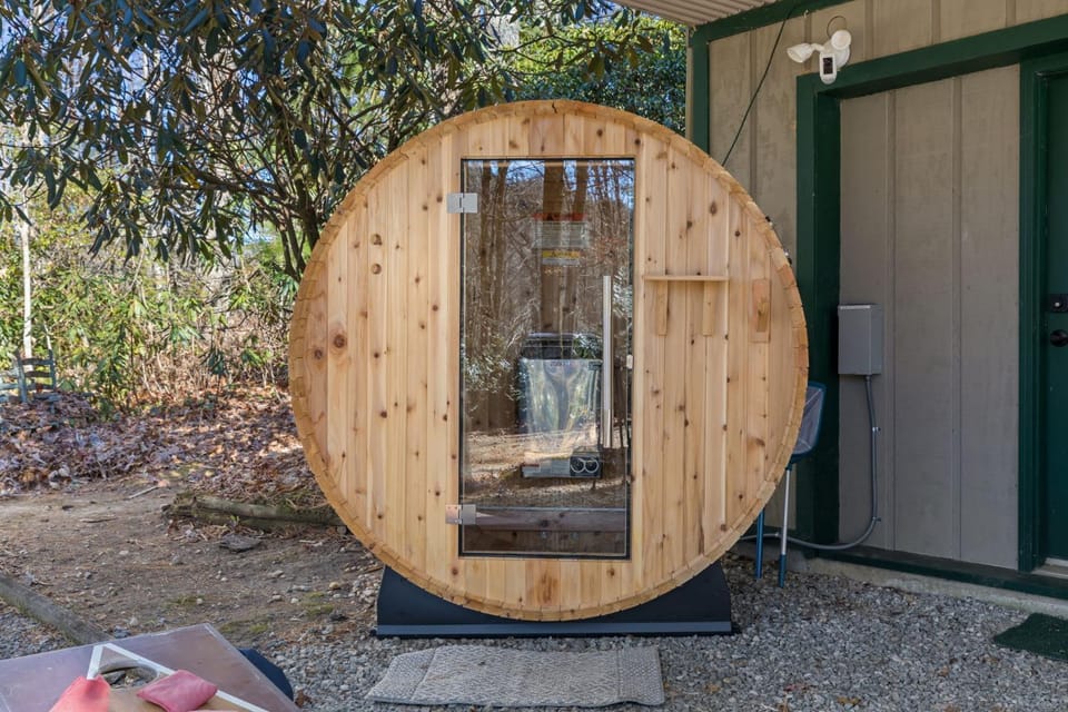 Rainbow Falls Cabin - Sauna - Hot Tub - Foosball Cabin in Tennessee