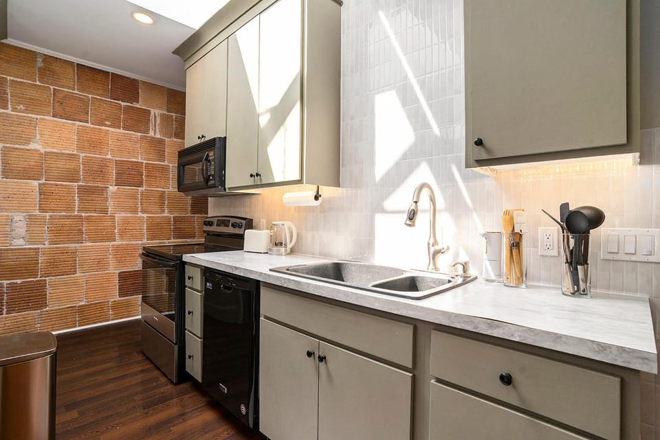 NEW Love Mi Getaway Loft with Deck on Washington Ave 110 Apartment in Grand Haven