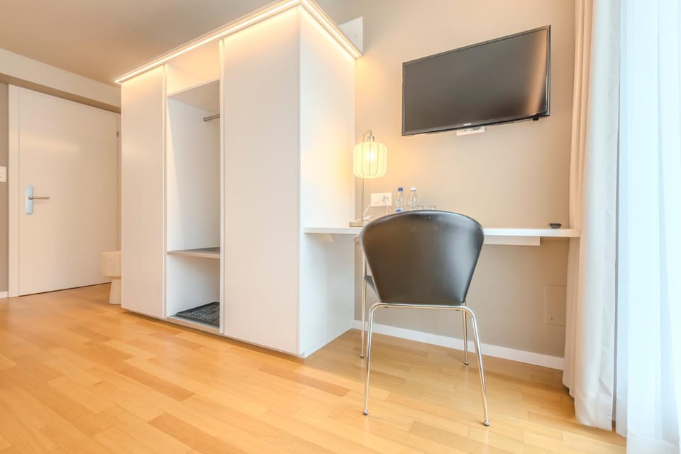 TV and multimedia, Photo of the whole room, wardrobe