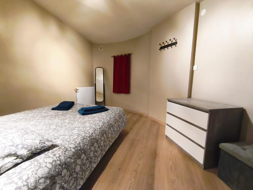 Bed, Bedroom, towels