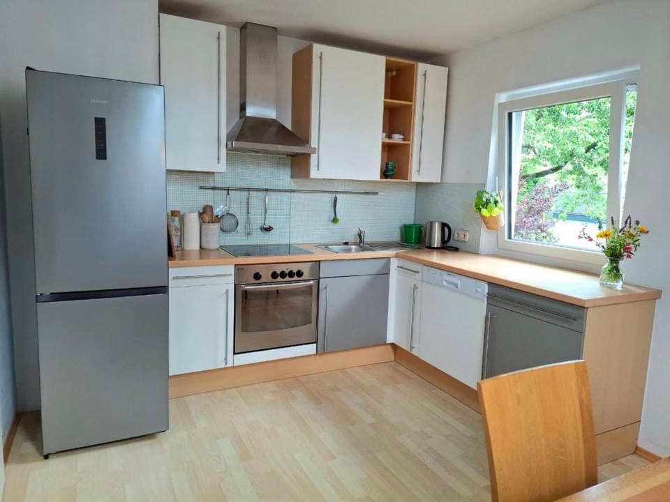Coffee/tea facilities, Kitchen or kitchenette, dishwasher, stove