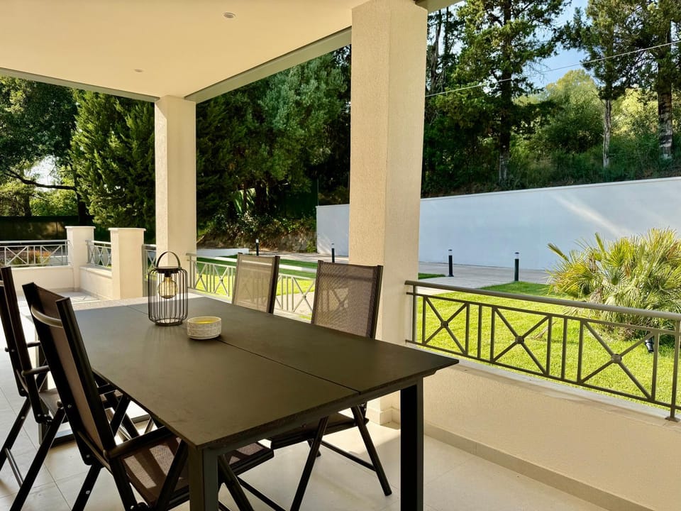 Property building, Patio, Day, Natural landscape, Garden, Balcony/Terrace, Balcony/Terrace, Garden view