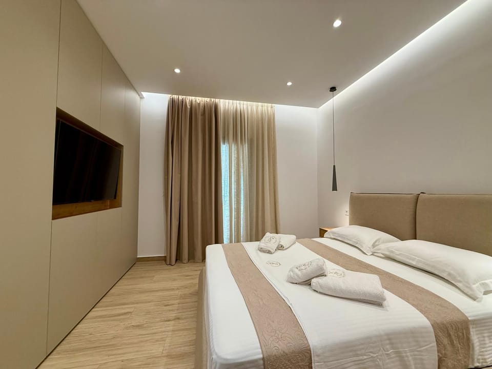 Bed, TV and multimedia, Photo of the whole room, Bedroom, towels