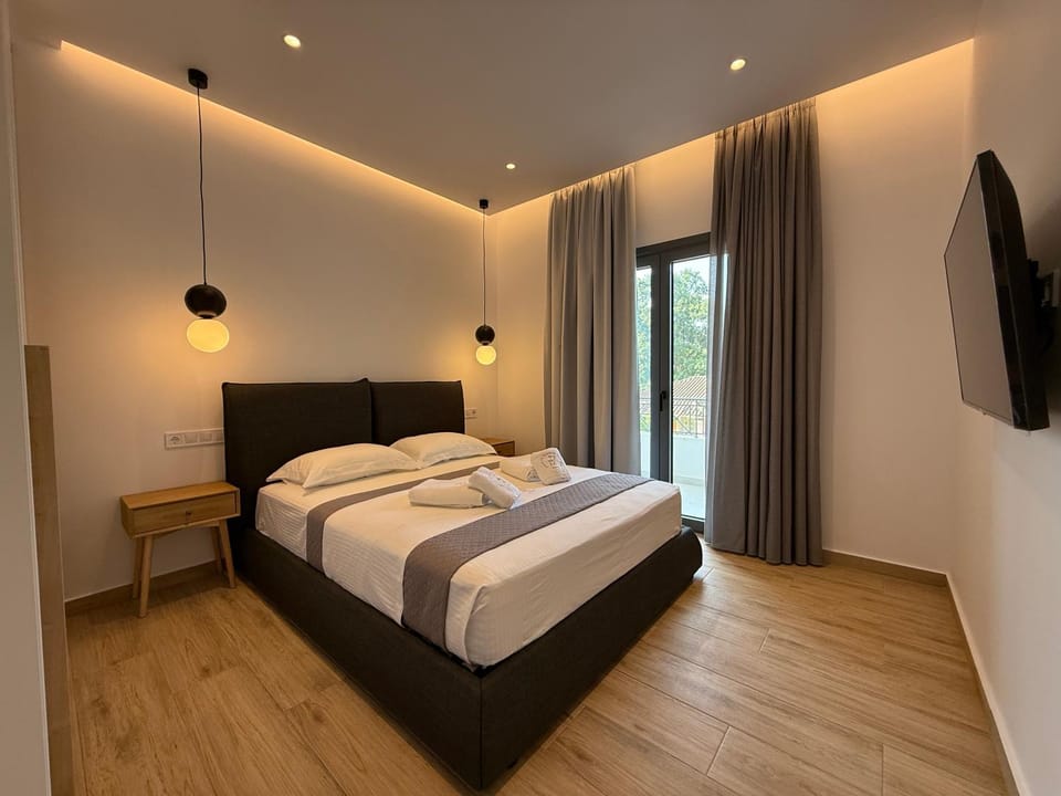 Bed, TV and multimedia, Photo of the whole room, Bedroom, towels