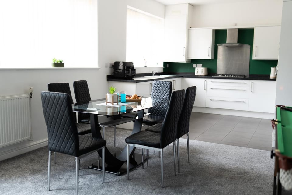 Kitchen or kitchenette, Dining area, stove
