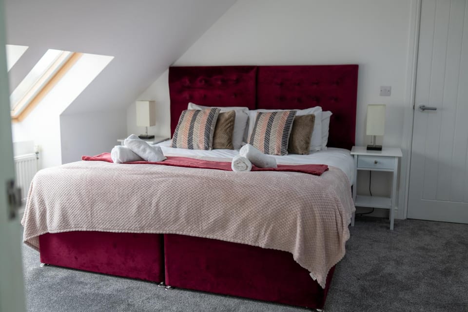 Bed, Photo of the whole room, Bedroom, towels