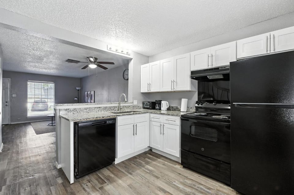 Pioneer Creek 404A I 2 Bed 15 Bath Apartment in Arlington