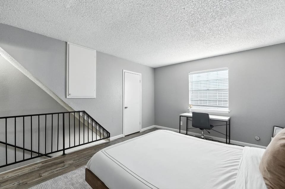 Pioneer Creek 604-07 I Spacious 1 Bed 1 Bath Apartment in Arlington