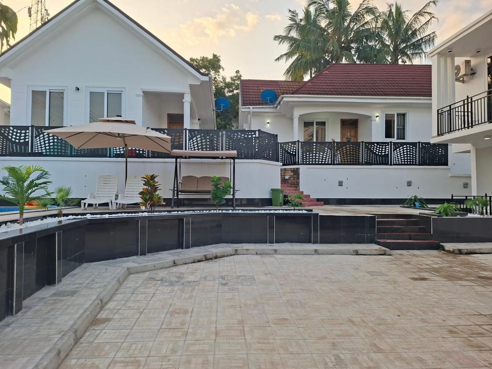 Property building, Patio, Day, Garden