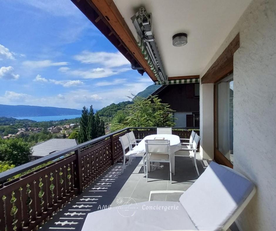 Patio, Dining area, Lake view, Mountain view