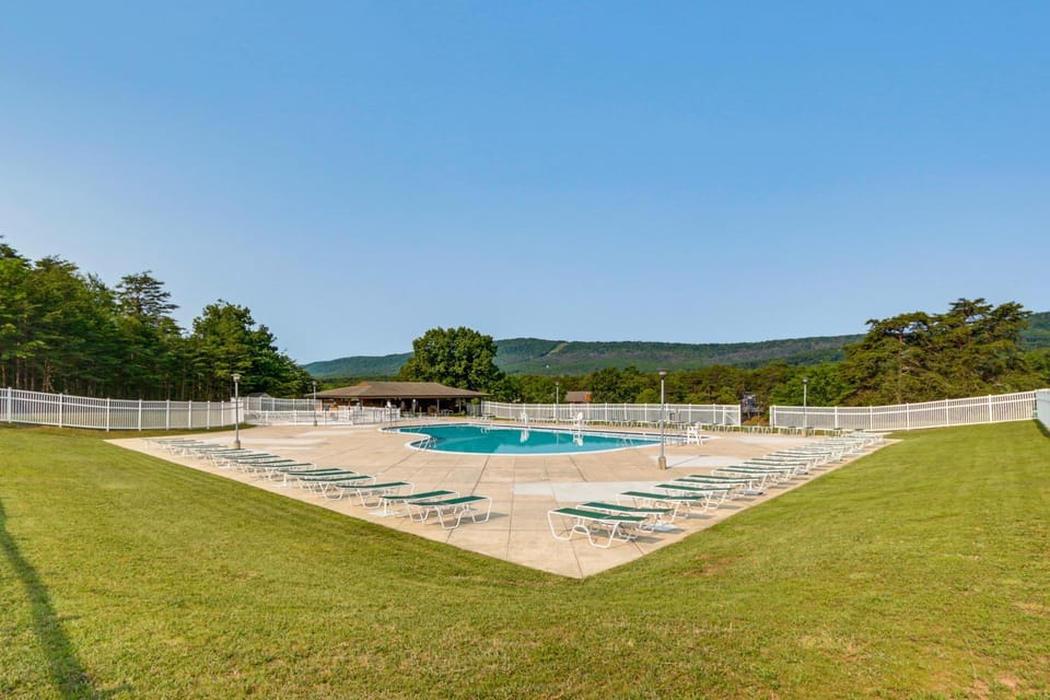 Pool Access: Peaceful Cabin in The Woods Resort! Cabin in Shenandoah Valley