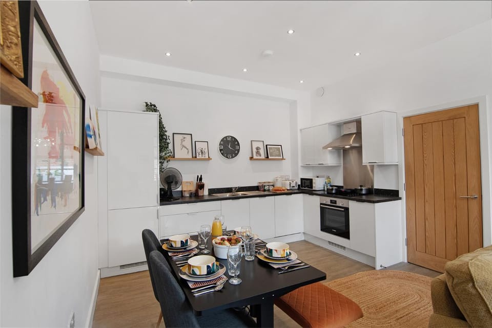 Stylish 2-Bed Flat Art & Comfort in City Centre House in Norwich
