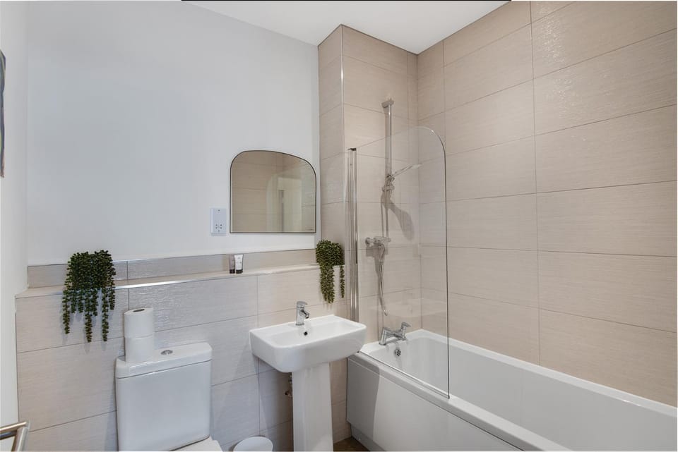 Stylish 2-Bed Flat Art & Comfort in City Centre House in Norwich