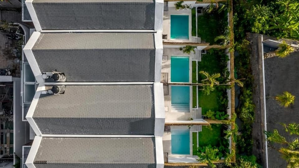 Property building, Day, Neighbourhood, Pool view, Swimming pool