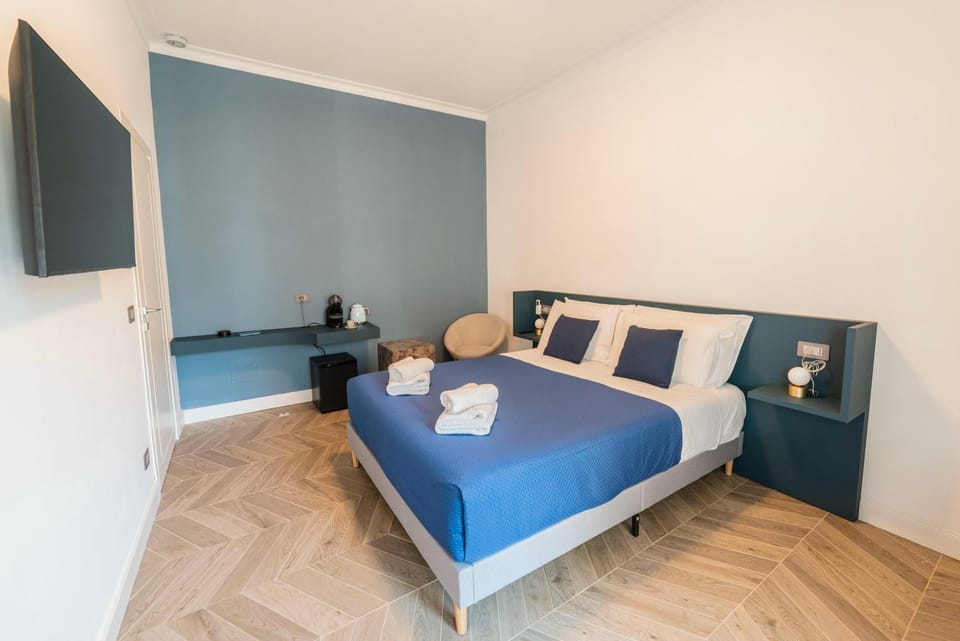 Bed, TV and multimedia, Photo of the whole room, Bedroom, towels
