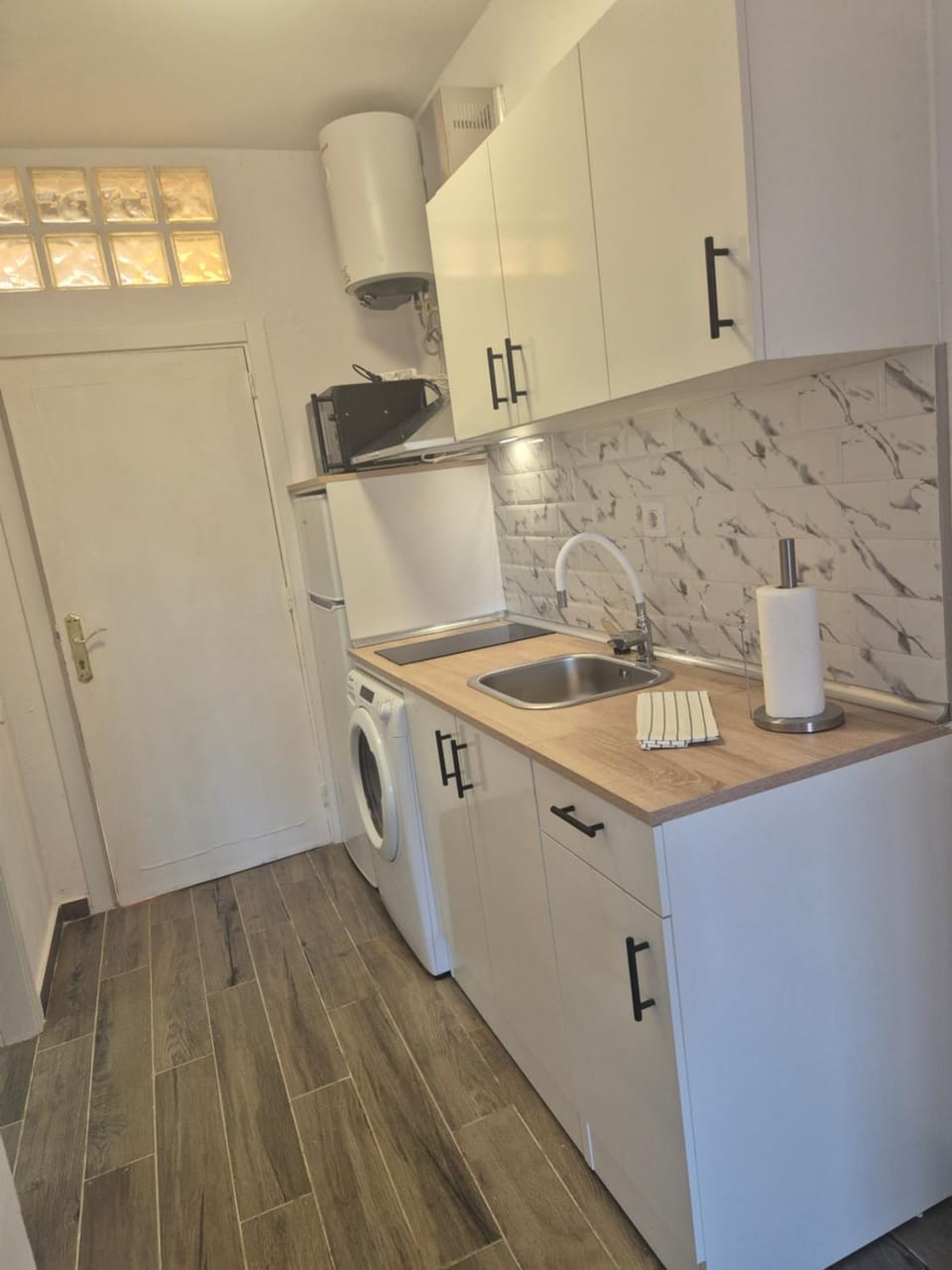 Kitchen or kitchenette, oven