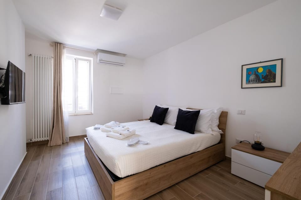 Bed, TV and multimedia, Photo of the whole room, Bedroom, towels, air conditioner