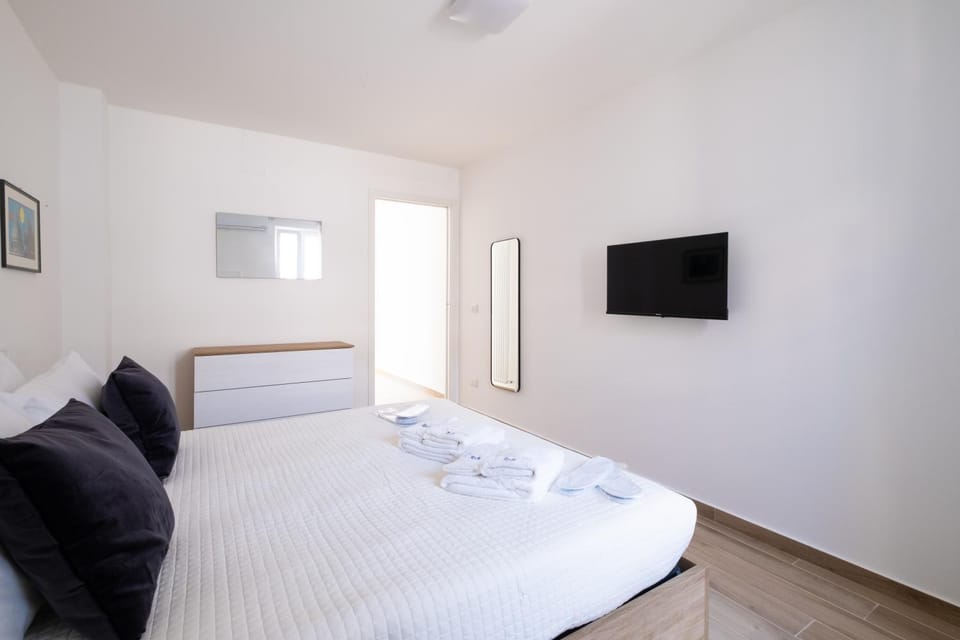 Bed, TV and multimedia, Photo of the whole room, Evening entertainment, Bedroom, towels