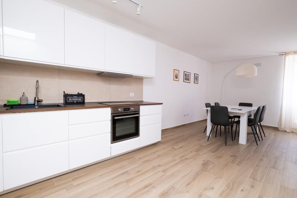 Kitchen or kitchenette, Dining area, oven, stove