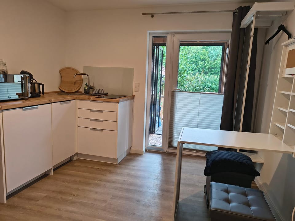 Coffee/tea facilities, Kitchen or kitchenette, Dining area, stove