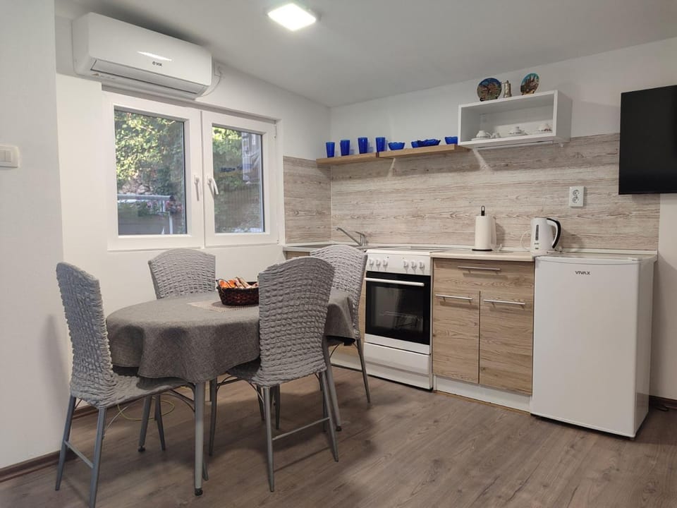 TV and multimedia, Kitchen or kitchenette, Dining area, oven, stove