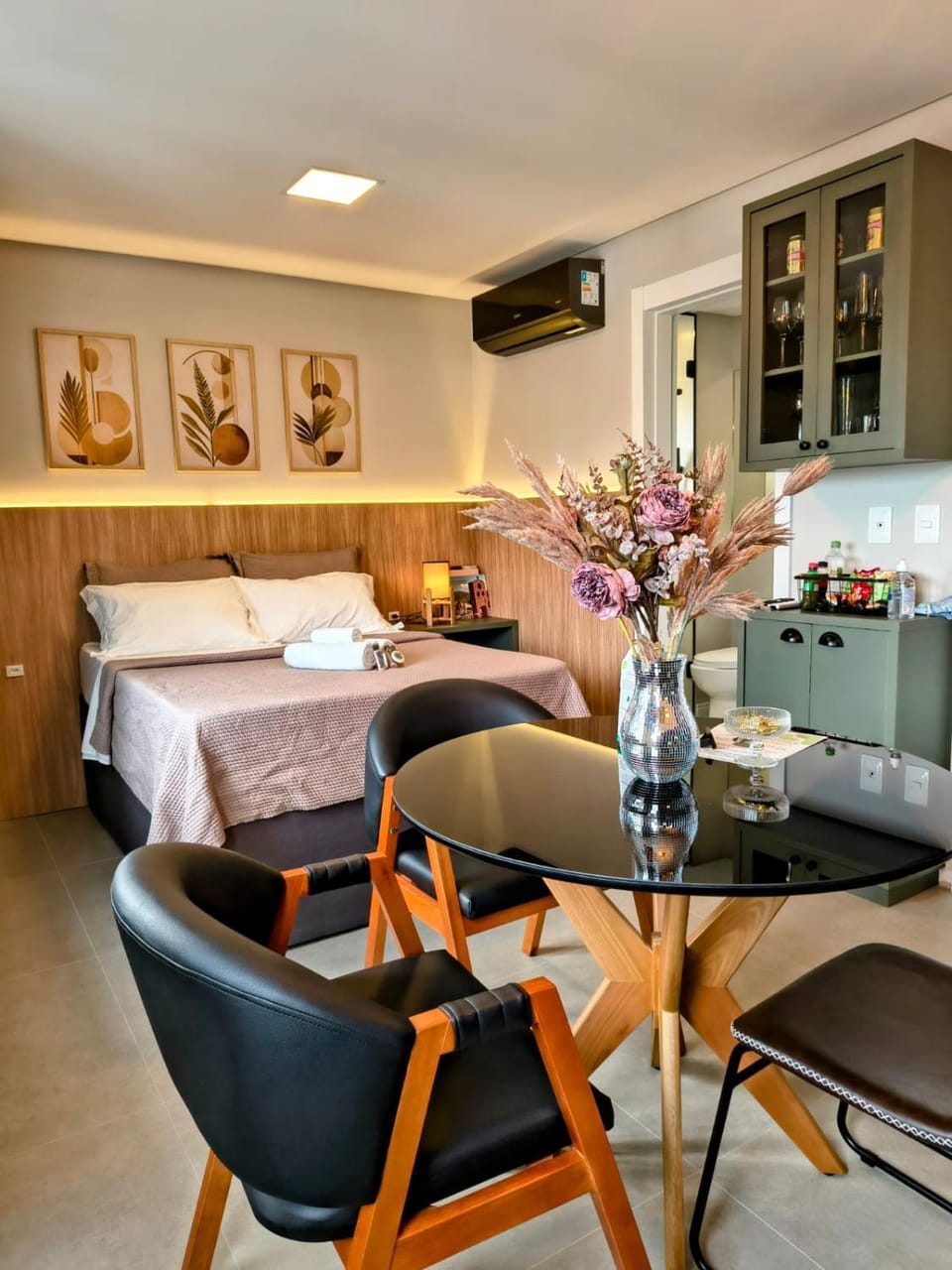 Bed, Photo of the whole room, Dining area, Bedroom, air conditioner