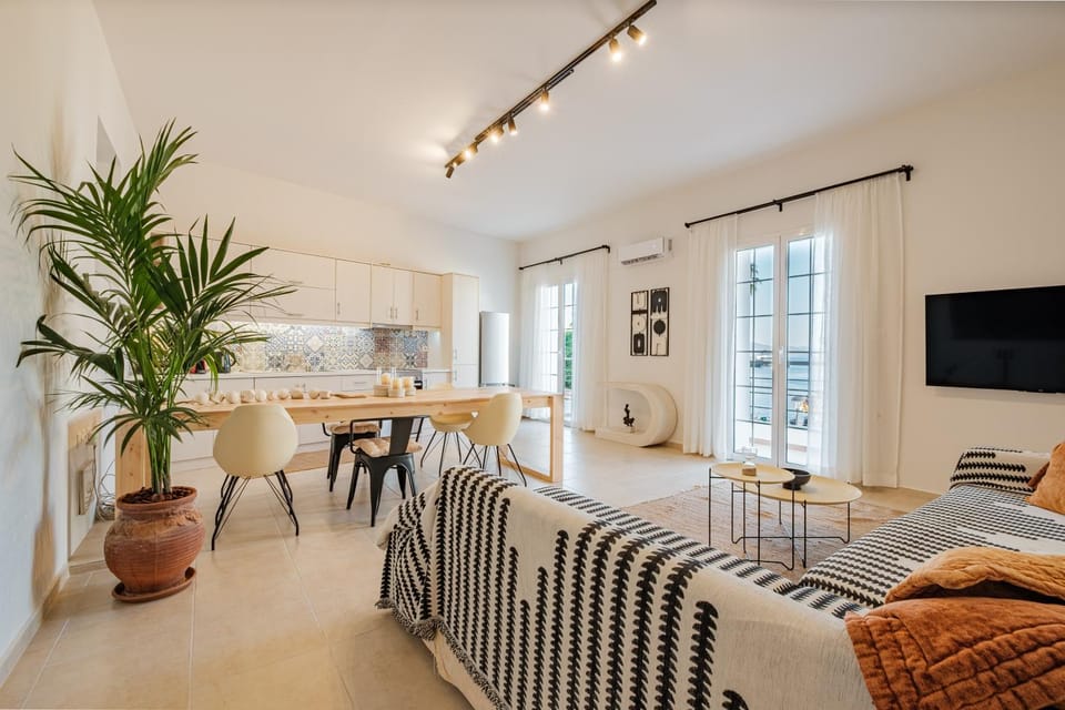 TV and multimedia, Kitchen or kitchenette, Living room, Dining area