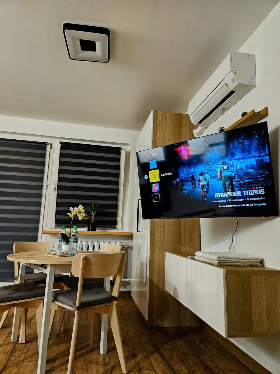 TV and multimedia, Living room, Seating area, Dining area, Evening entertainment, air conditioner