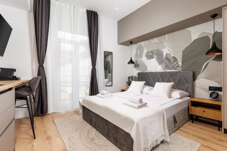 Bed, TV and multimedia, Photo of the whole room, towels