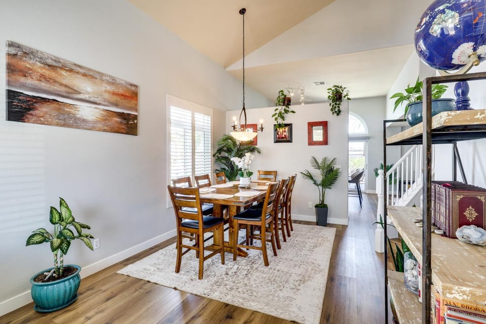 Outdoor Entertaining Space: Family Henderson Home House in Henderson