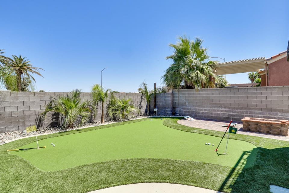 Outdoor Entertaining Space: Family Henderson Home House in Henderson